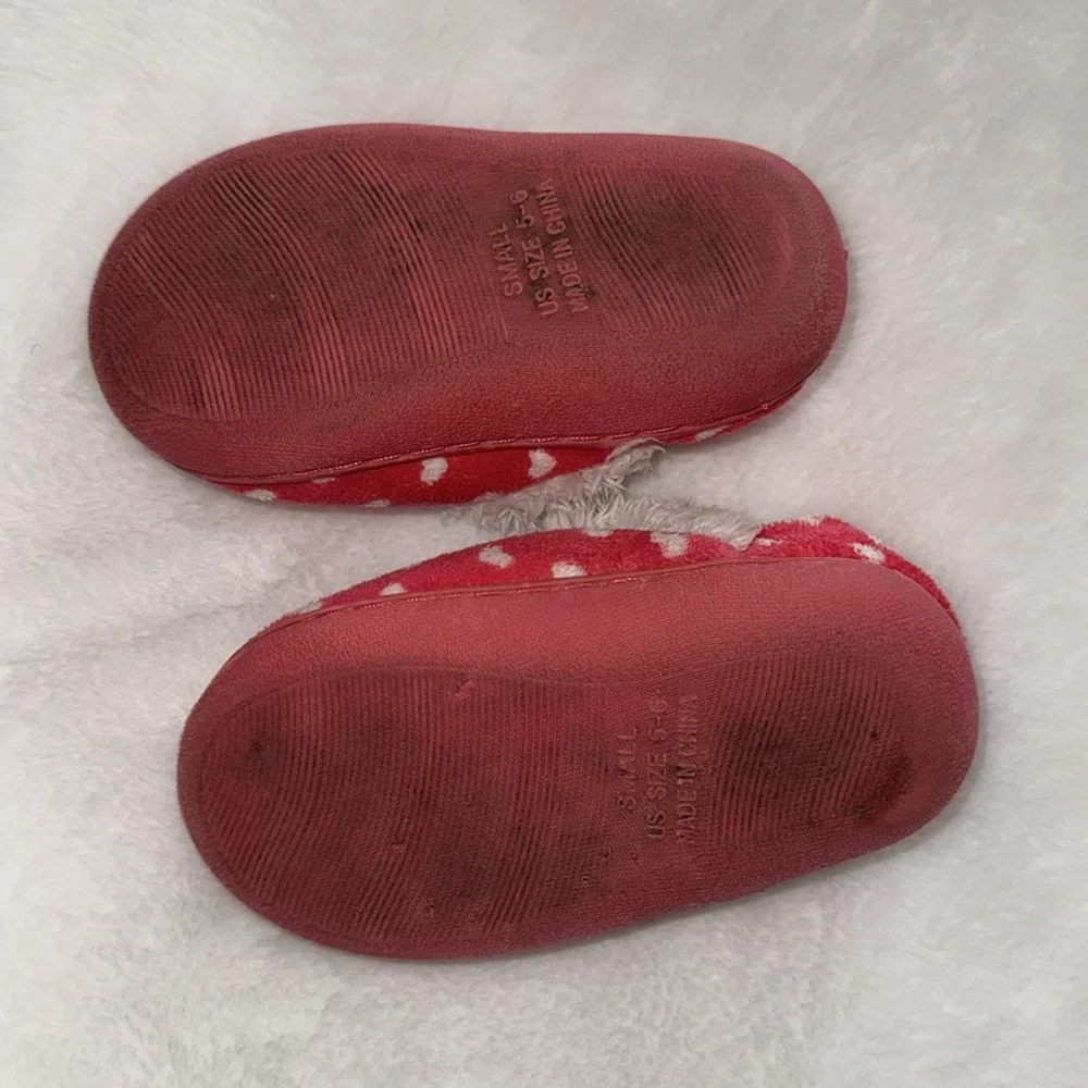 Small size 5/6 pink and white heart slippers - Picture 2 of 3